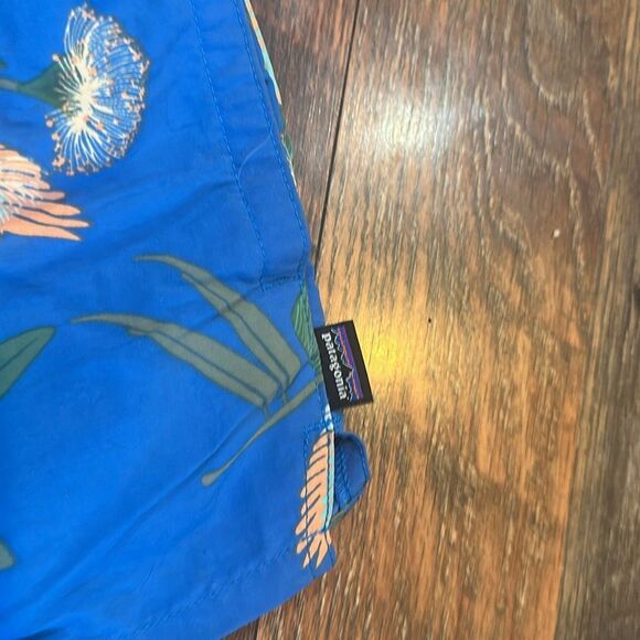 Blue Parrot Print Women's Shorts M (6000A) - Picture 2 of 5